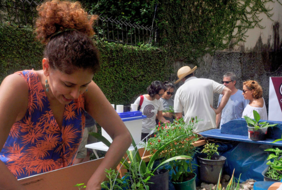 Horta Flutuante na Praça Conde Koma - iniciativa da AMABOLONHA, apoiada pelo Instituto Peabiru e movimentada num domingo de Circular - Foto: Irene Almeida/2016.